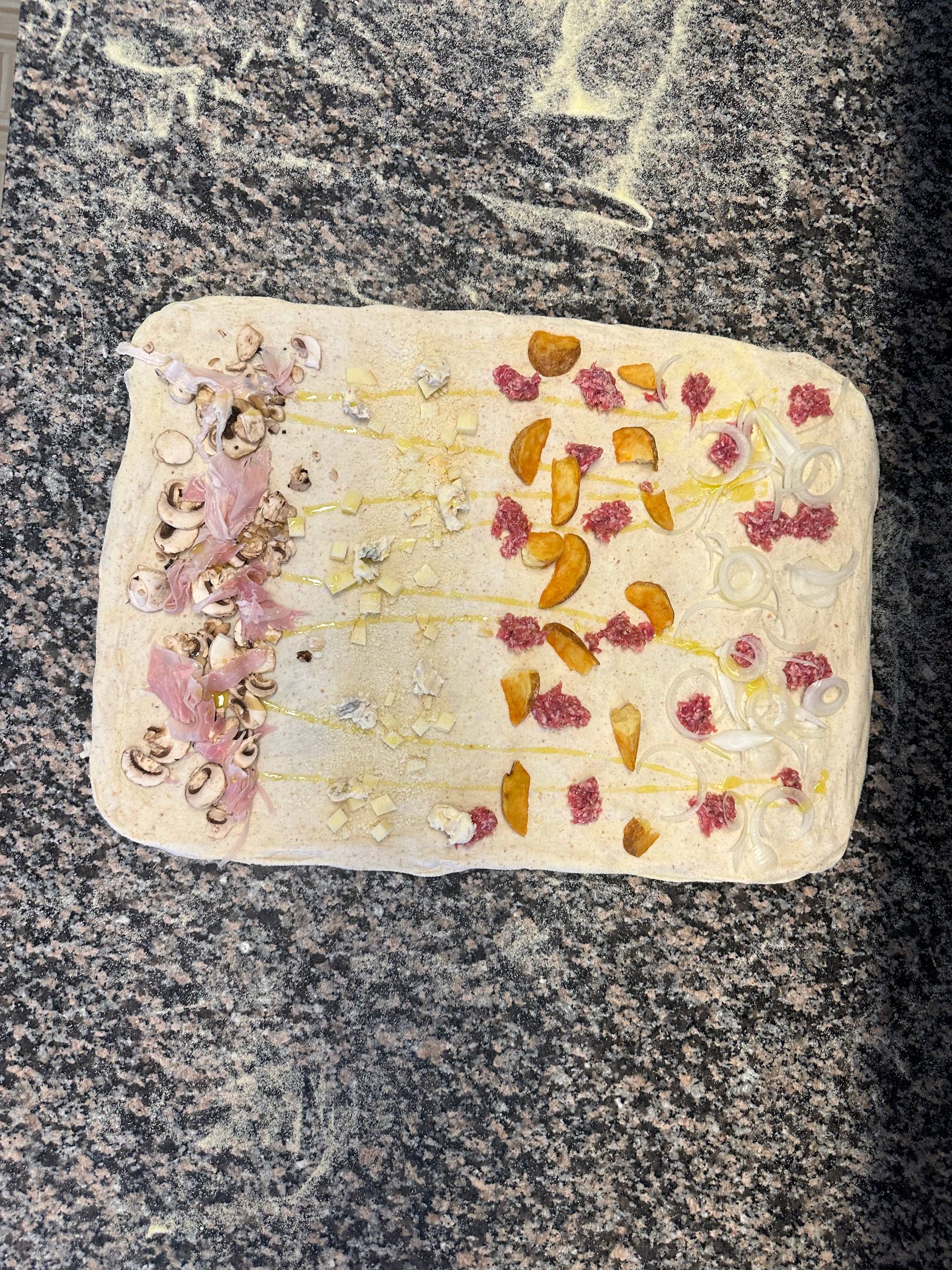 Pizza stesa e condita — Pizza Pazza Fermo